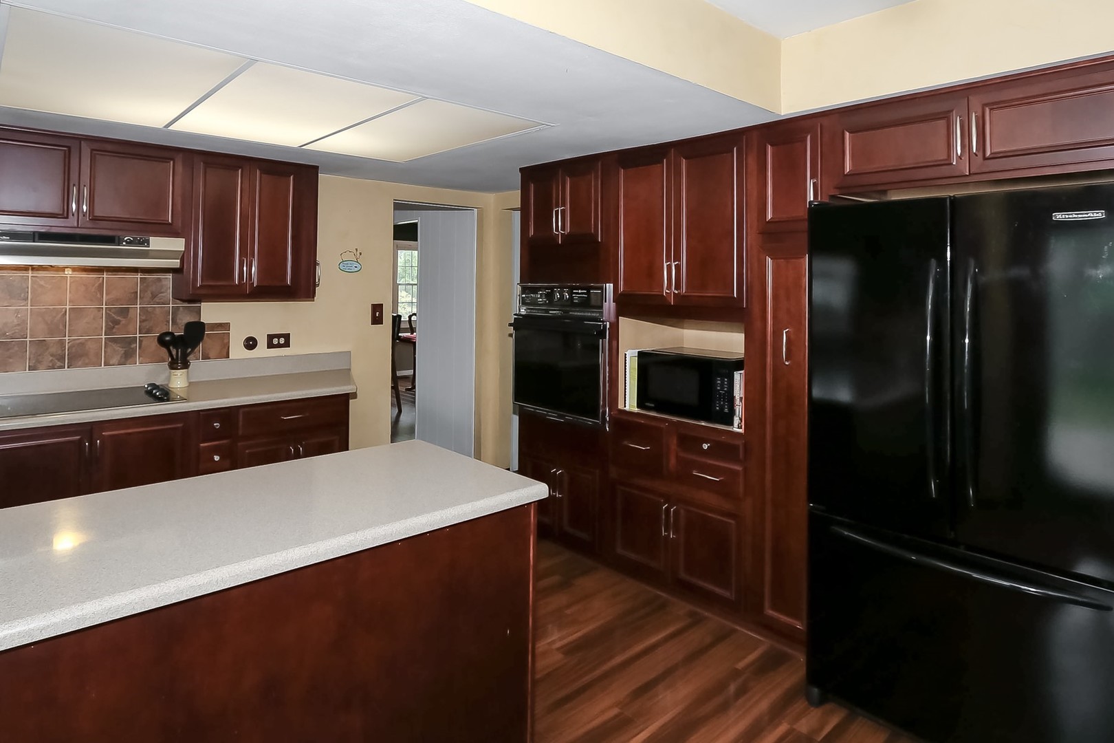 136 Weidner Road Buffalo Grove, IL 60089 - Photo 10 of 41 a kitchen with a refrigerator and a sink