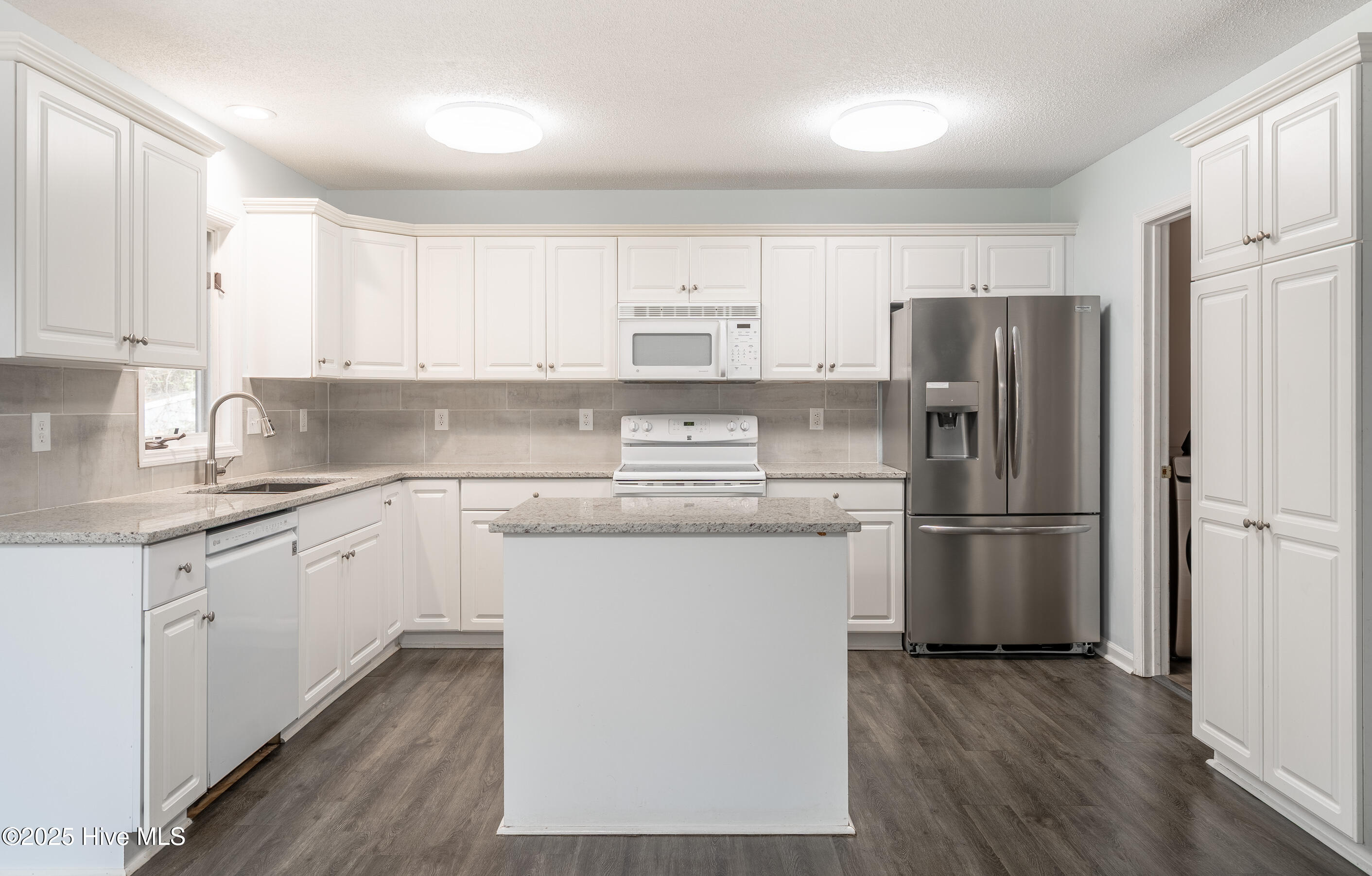 105 Willbarry Road Jacksonville, NC 28540 - Photo 8 of 23 105_willbarry_kitchen