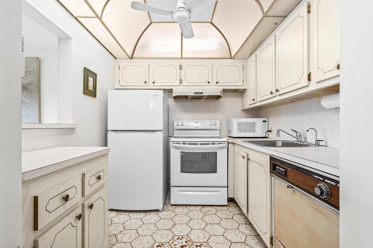 105 Brighton C Boca Raton, FL 33434 - Photo 9 of 23 105BrightonC-BocaRaton-FL-33434-SMALL