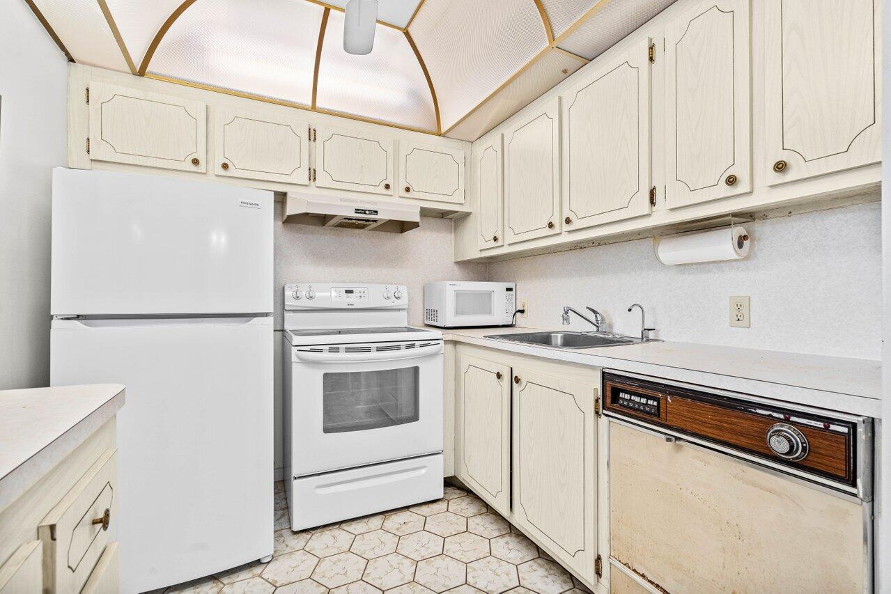 105 Brighton C Boca Raton, FL 33434 - Photo 10 of 23 105BrightonC-BocaRaton-FL-33434-SMALL