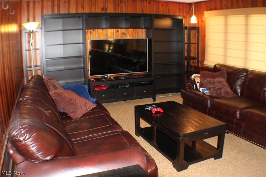 1207 Gordon Road Lyndhurst, OH 44124 - Photo 12 of 33 SPACIOUS FAMILY ROOM
