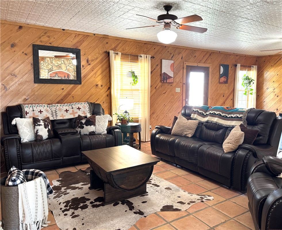 5567 County Road 1441 Mathis, TX 78368 - Photo 4 of 28 a living room with furniture and wooden floor