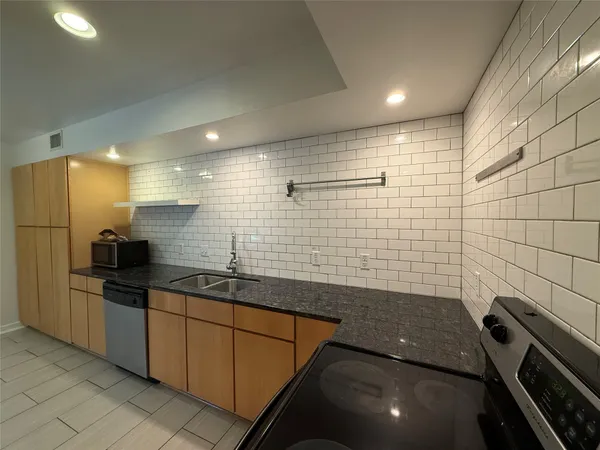 $1,995 | 2200 Dickson Drive, Unit 123, Austin, TX 78704