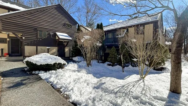 $2,575 | 8 Derby Court, Unit 8, Brookfield, CT 06804