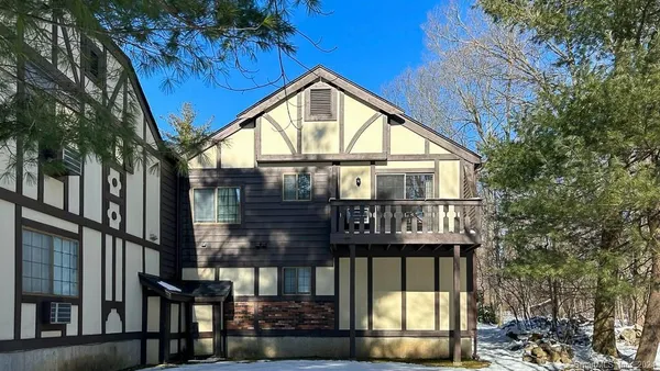 $2,575 | 8 Derby Court, Unit 8, Brookfield, CT 06804