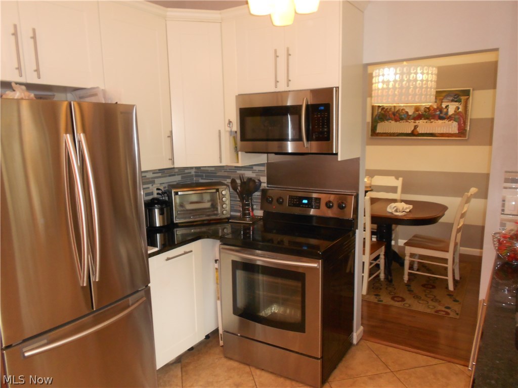 5561 Reef Road Mentor, OH 44060 - Photo 6 of 13 Updated kitchen with updated cabinets, granite counters.