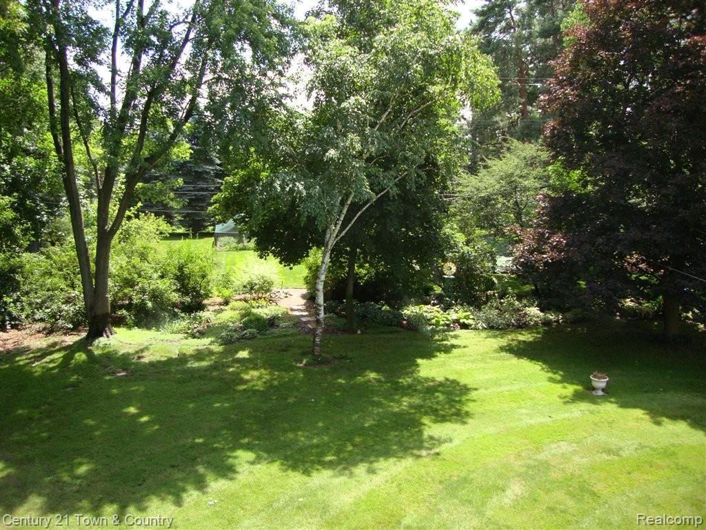 1918 Willowood Drive Rochester, MI 48307 - Photo 31 of 46 BACK AREA