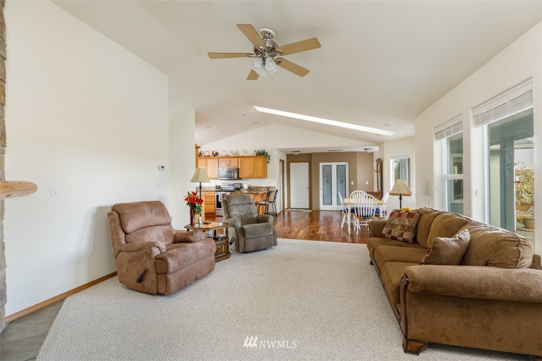 7237 185th Lane Southwest Rochester, WA 98579 - Photo 5 of 30