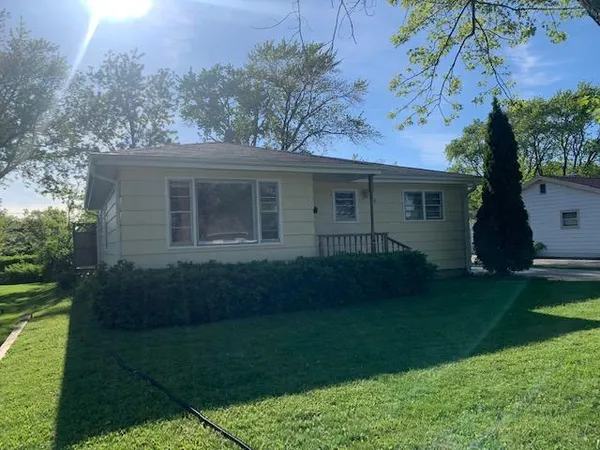 $1,995 | 64 South Prairie Avenue, Mundelein, IL 60060