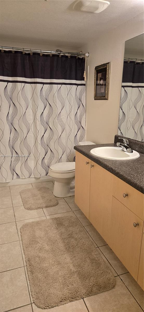 2586 Centergate Drive, Unit 307 Miramar, FL 33025 - Photo 33 of 43 a bathroom with a sink and a mirror