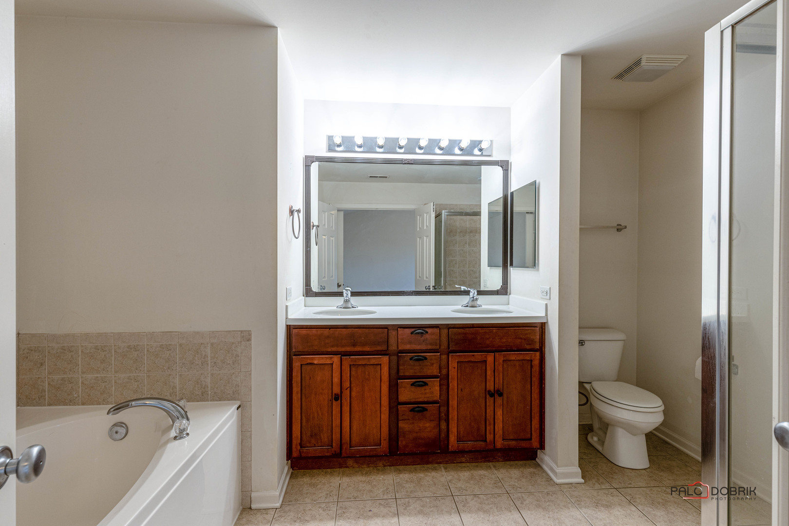 260 Comstock Drive, Unit 260 Elgin, IL 60124 - Photo 23 of 30 a spacious bathroom with a granite countertop sink a toilet and a bathtub