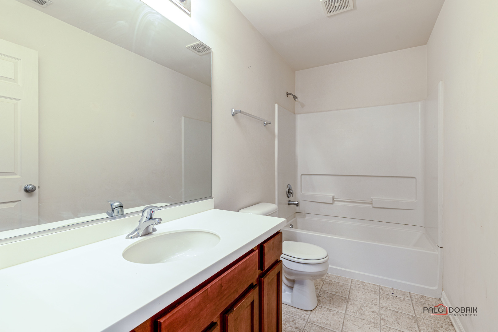 260 Comstock Drive, Unit 260 Elgin, IL 60124 - Photo 28 of 30 a bathroom with a sink toilet tub and shower
