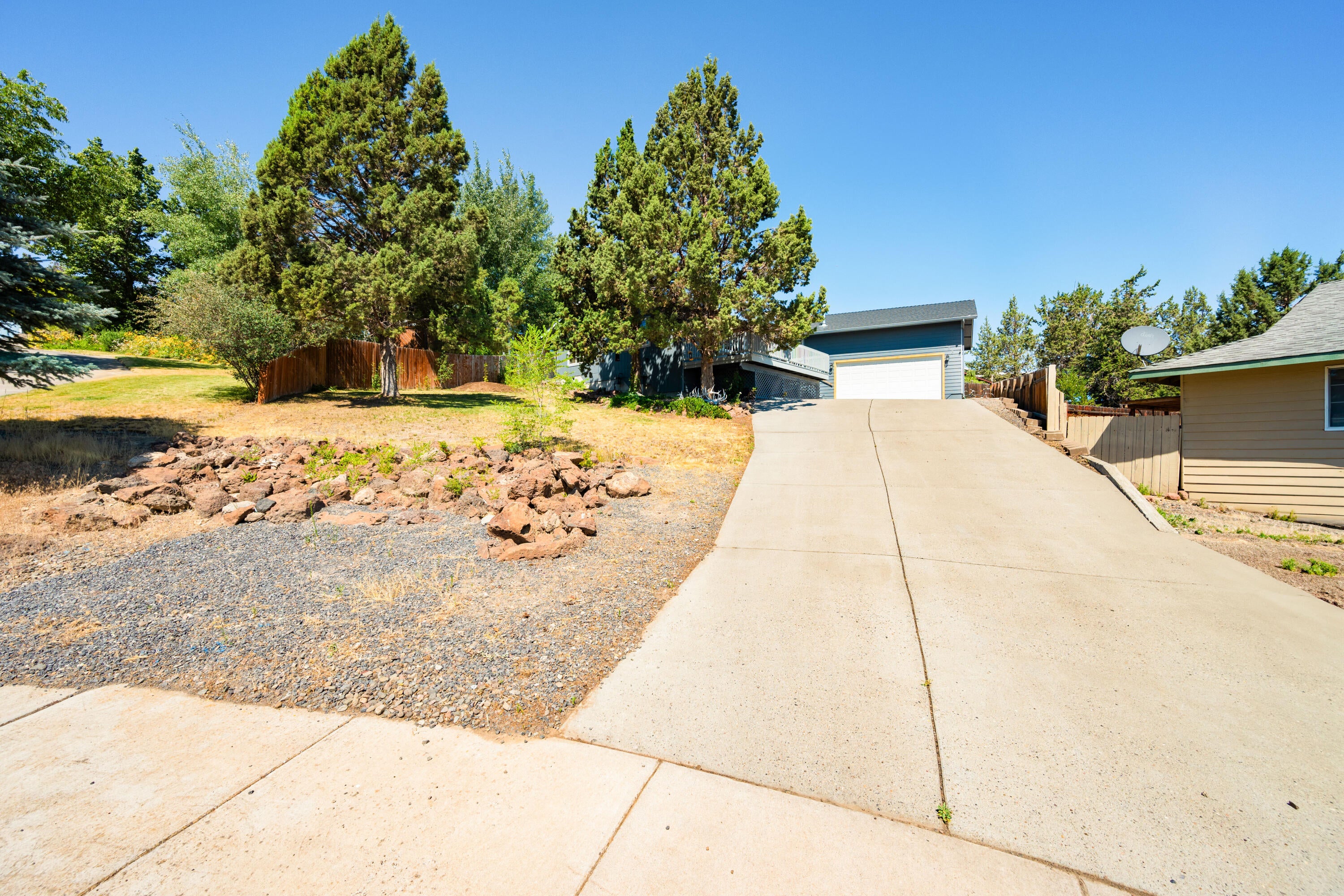 698 Deer Ridge Court Madras, OR 97741 - Photo 2 of 41 698DeerRidgeCt-2
