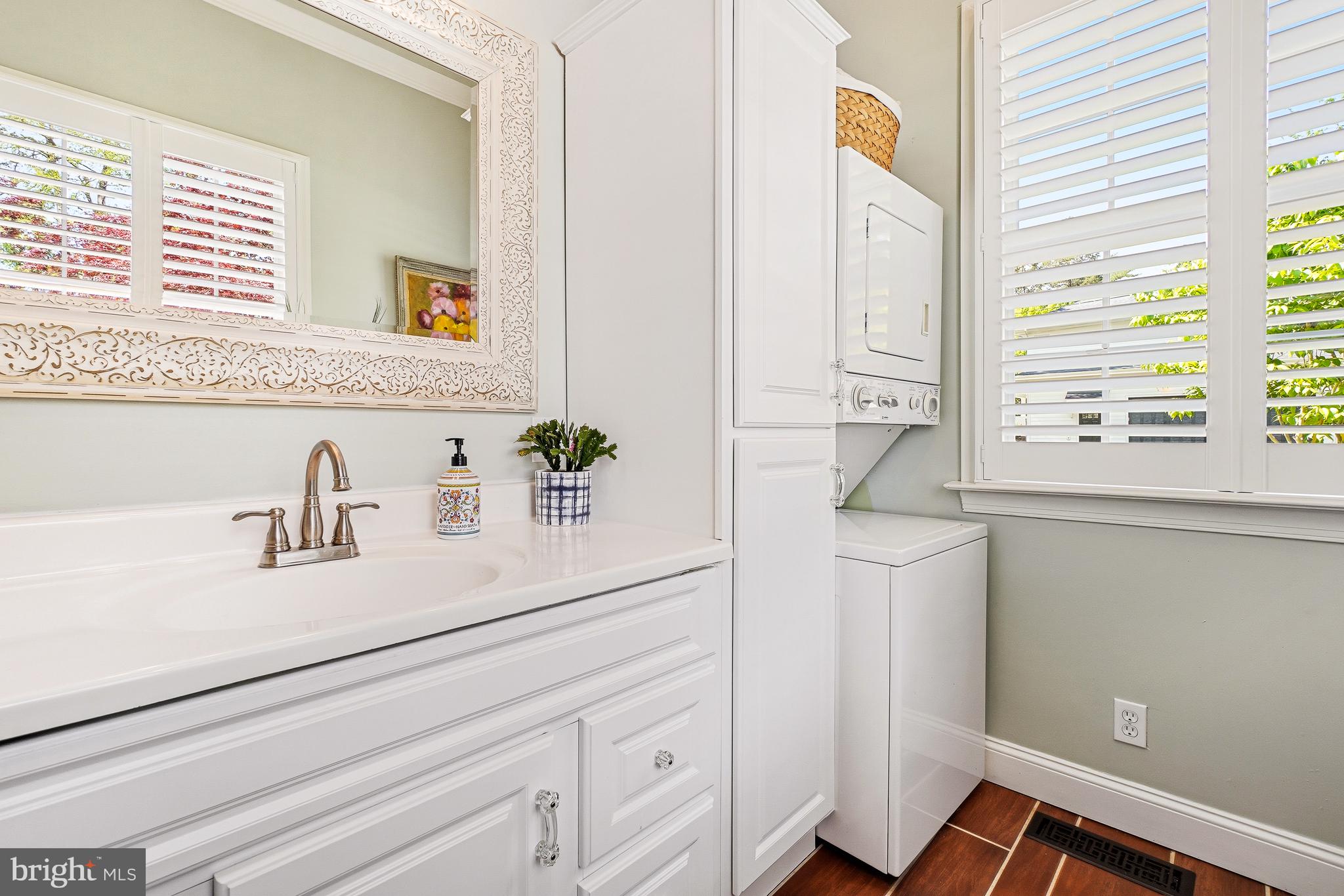 304 Riggs Avenue Severna Park, MD 21146 - Photo 26 of 60 Main Level Suite with Second Laundry