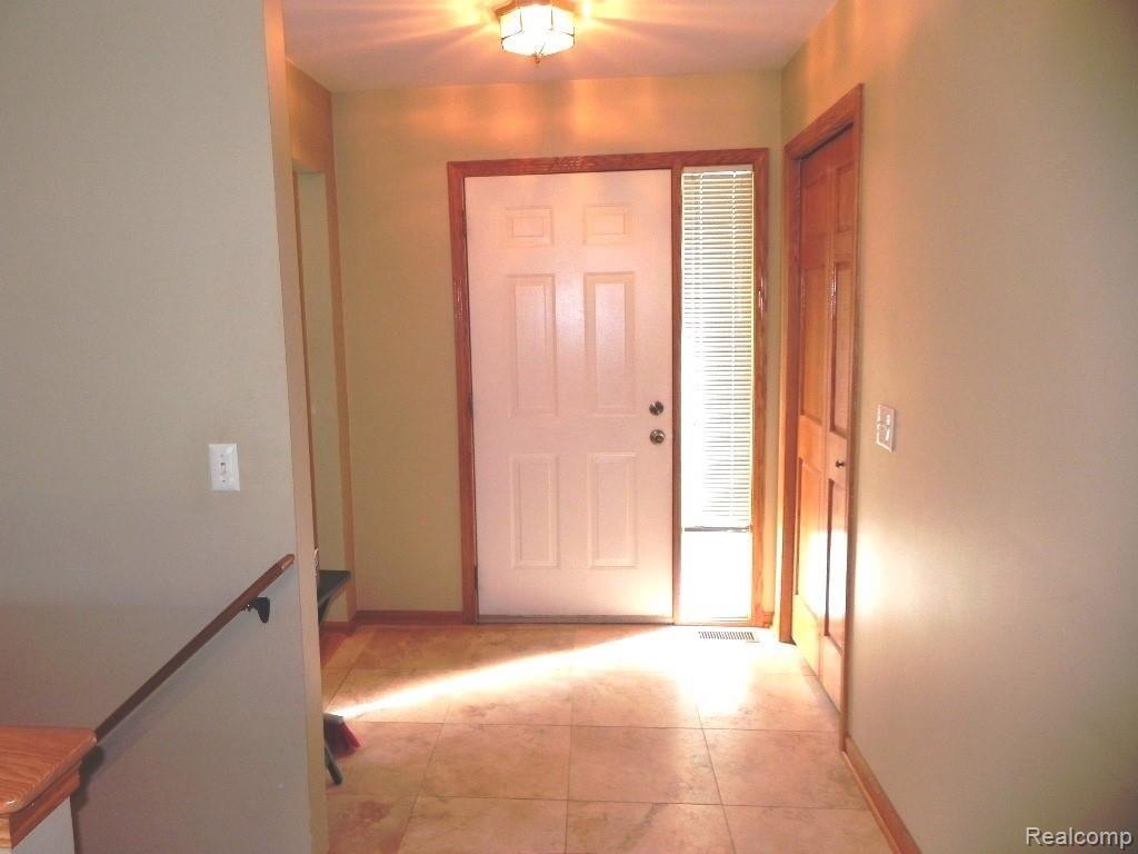 3121 Smugglers Ridge Walled Lake, MI 48390 - Photo 12 of 44 11Foyer.JPG
