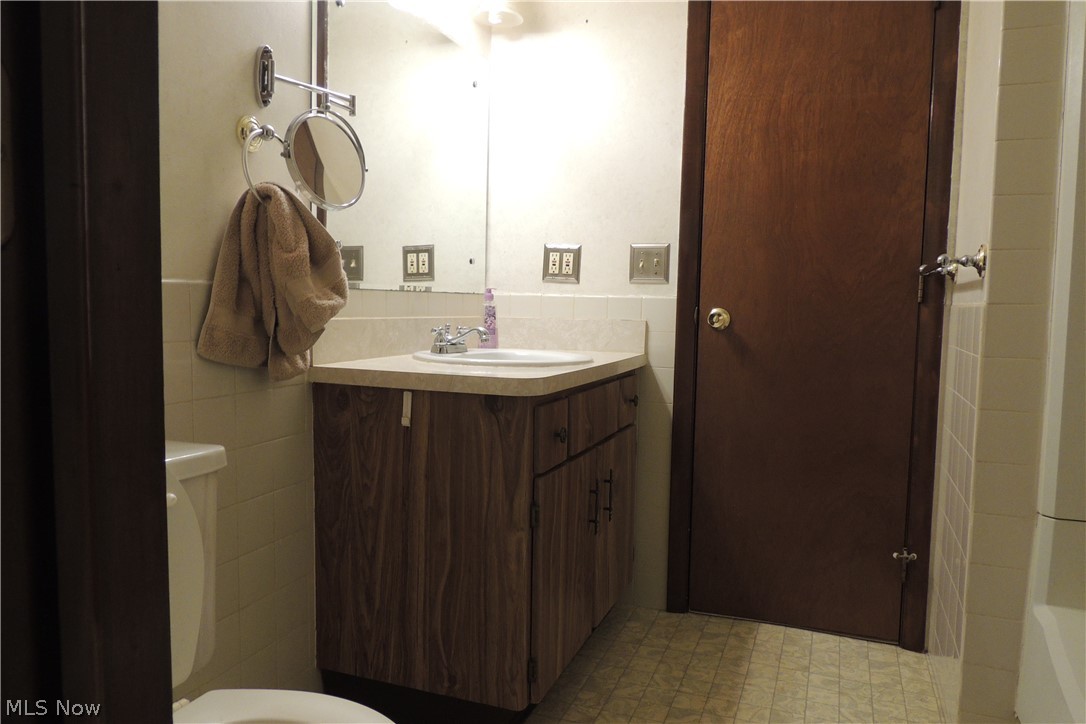 11550 Chamberlain Road Mantua, OH 44255 - Photo 12 of 24 Upstairs bathroom.