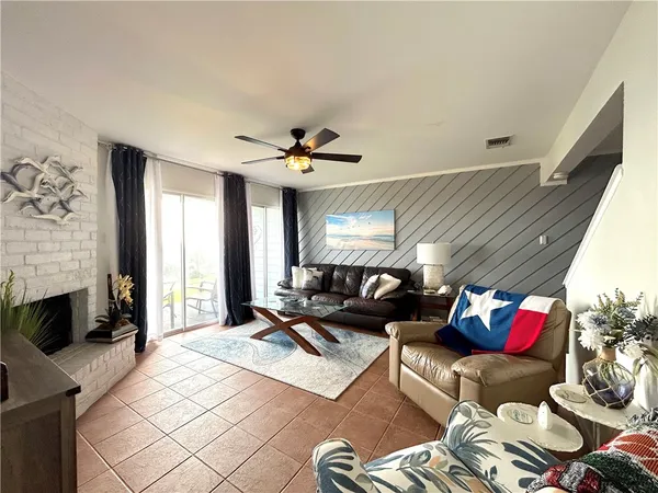 $230,000 | 840 Cliff Drive, Unit 4, Portland, TX 78374