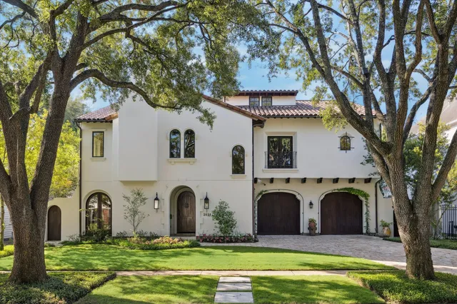 a view of a house with backyard and trees
