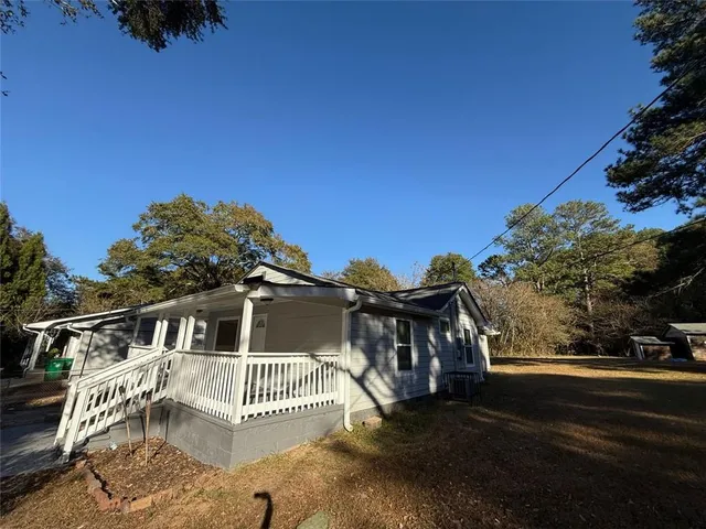 a view of a house with a yard