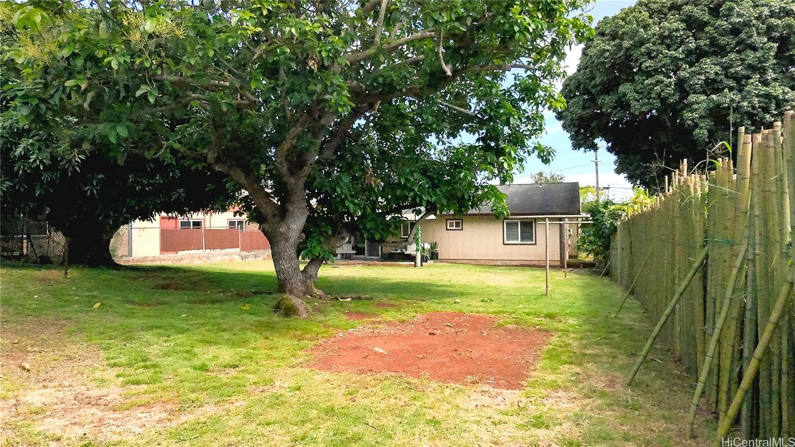 95-246 Wailawa Street Mililani, HI 96789 - Photo 4 of 14 a backyard of a house with table and chairs