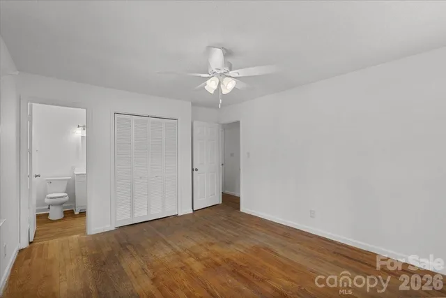 a view of empty room with a ceiling fan and a window