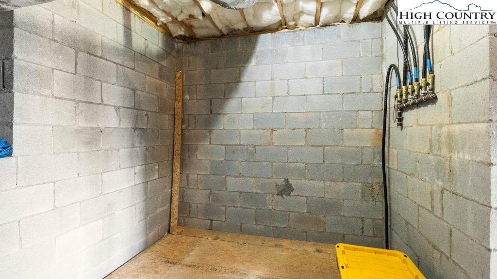 114 Windridge Road Beech Mountain, NC 28604 - Photo 30 of 49 a bathroom with a bathtub