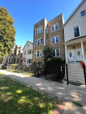 $2,150 | 2439 North Francisco Avenue, Unit 3, Chicago, IL 60647
