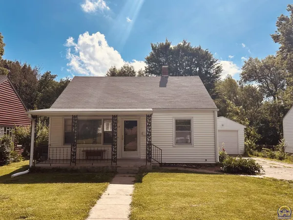 $139,900 | 1112 Southwest Cambridge Avenue, Topeka, KS 66604