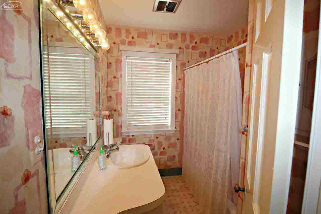1930 Colchester Road Flint, MI 48503 - Photo 19 of 26 21263952-18.JPG