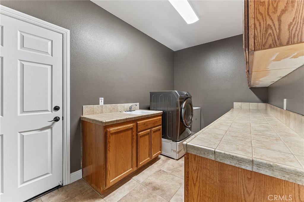 2700 Olivera Road Pinon Hills, CA 92371 - Photo 26 of 37 a utility room with dryer and washer