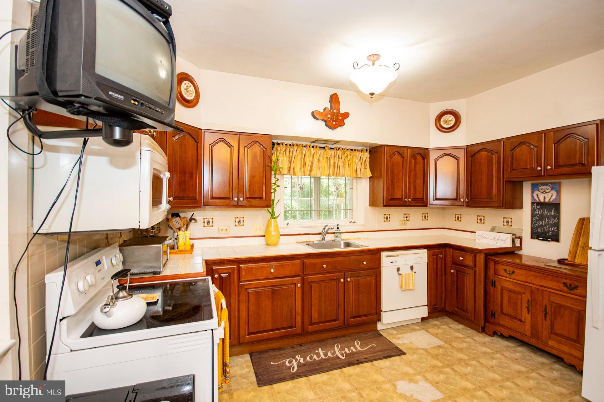 2705 Queen Anne Road Baltimore, MD 21216 - Photo 17 of 29 Eat In Kitchen