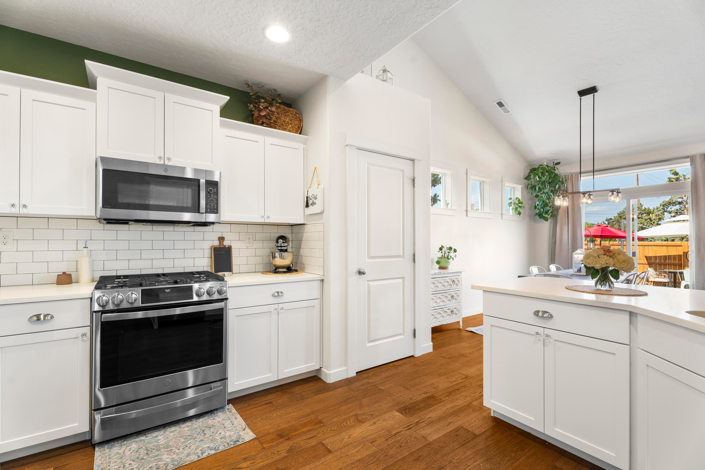 21030 Yeoman Road Bend, OR 97701 - Photo 16 of 66 16