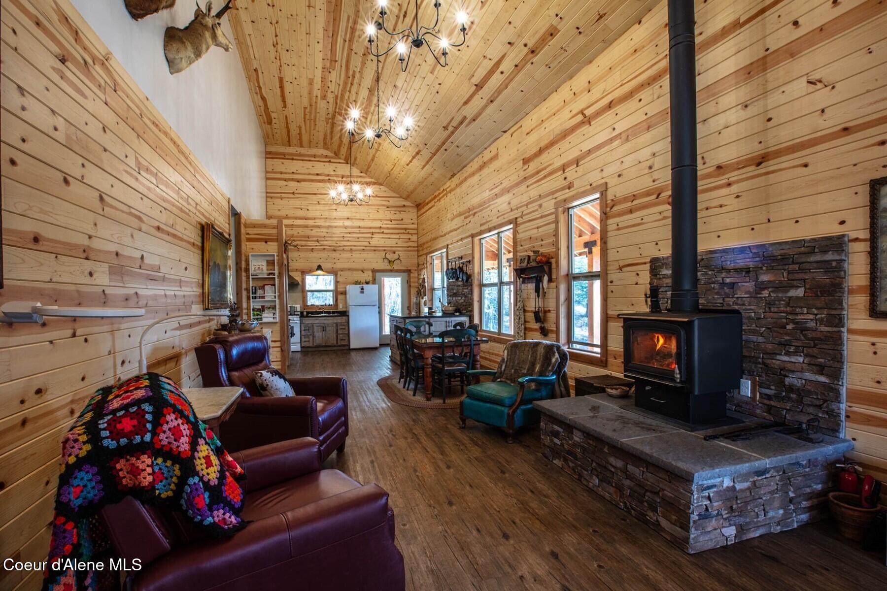 69 Boreal Way Naples, ID 83847 - Photo 20 of 85 Living Area