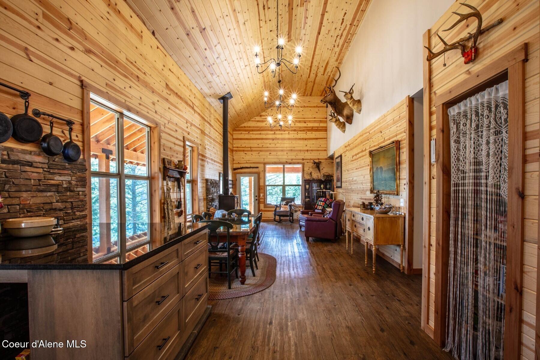 69 Boreal Way Naples, ID 83847 - Photo 21 of 85 Living Area