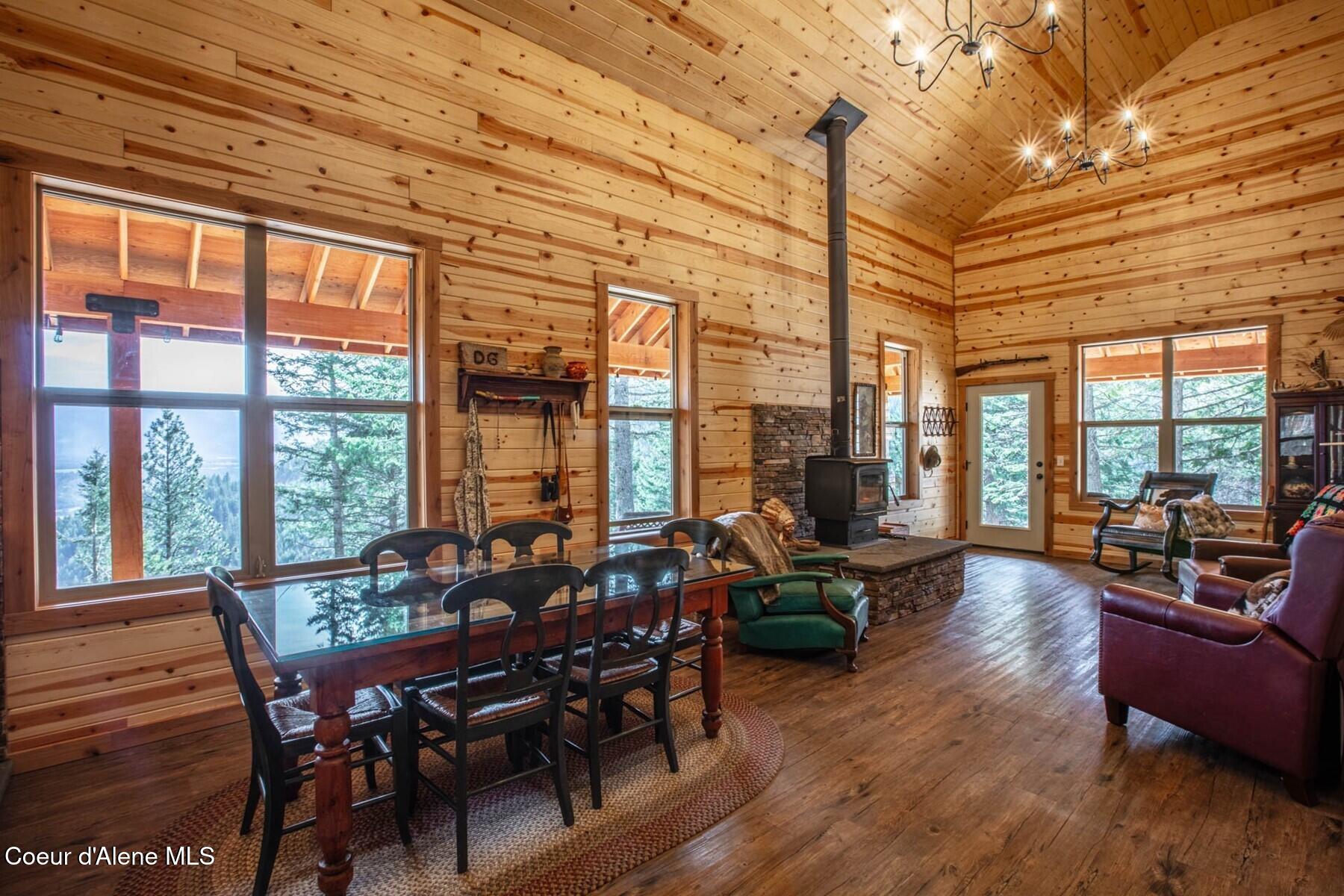 69 Boreal Way Naples, ID 83847 - Photo 22 of 85 Living Area