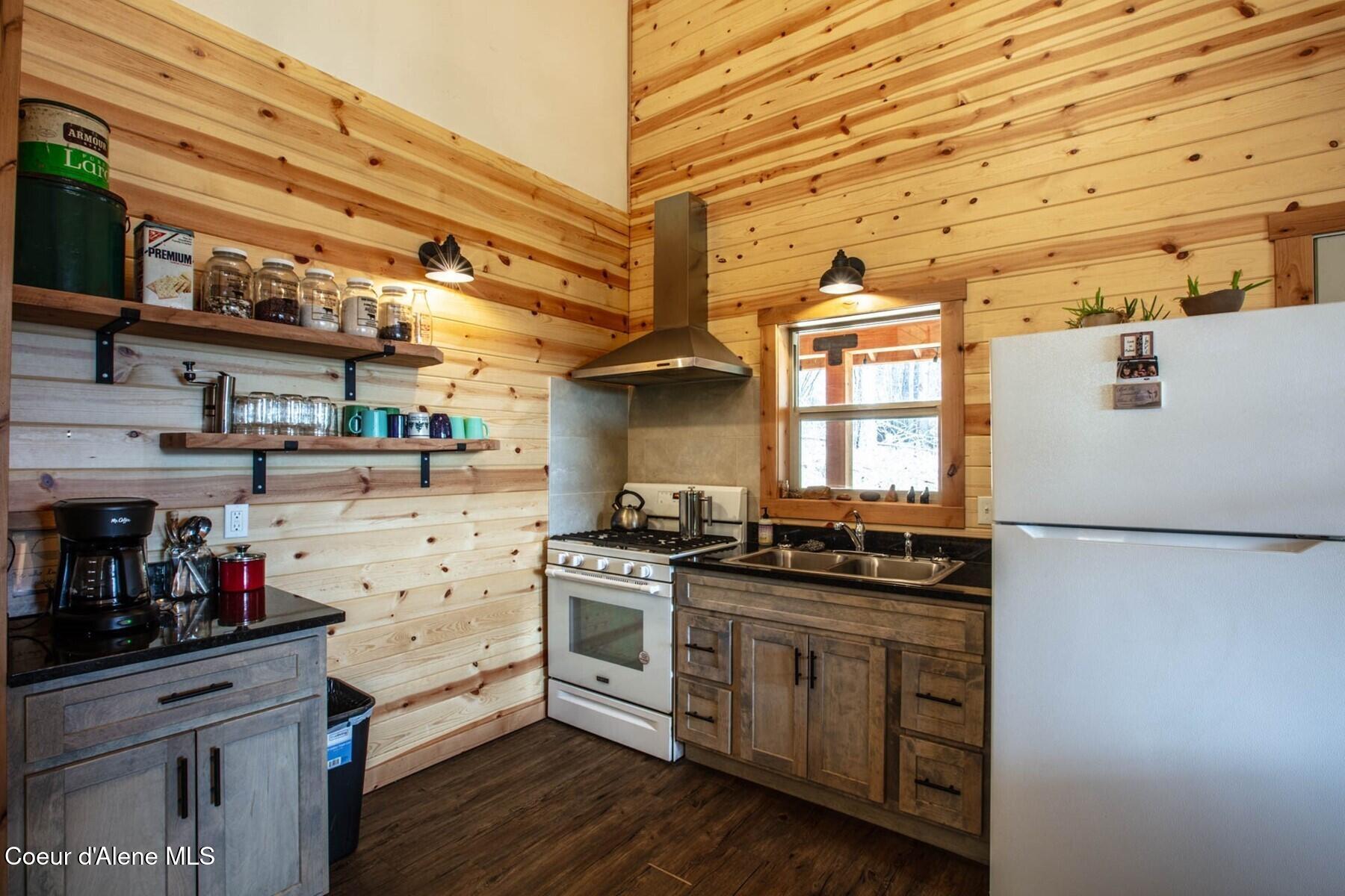 69 Boreal Way Naples, ID 83847 - Photo 23 of 85 Kitchen