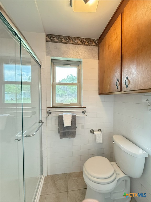 659 County Road 4744 Kempner, TX 76539 - Photo 24 of 48 a bathroom with a toilet a sink and a shower