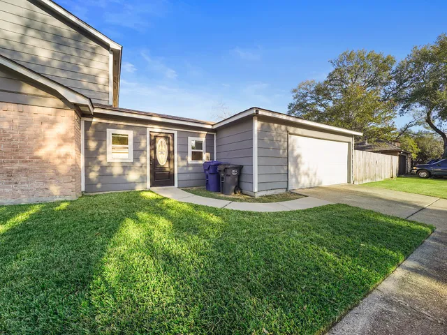 a view of a house with backyard and a garden
