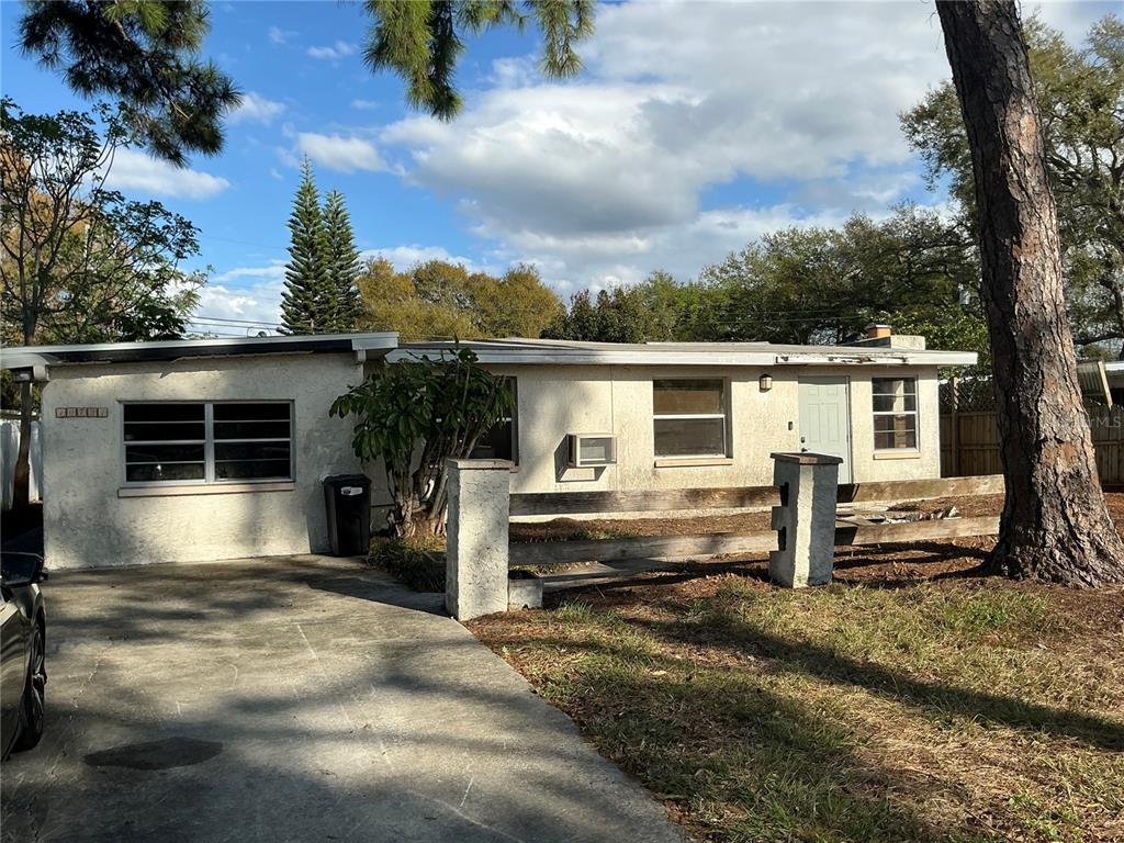 a view of a house with backyard and sitting area