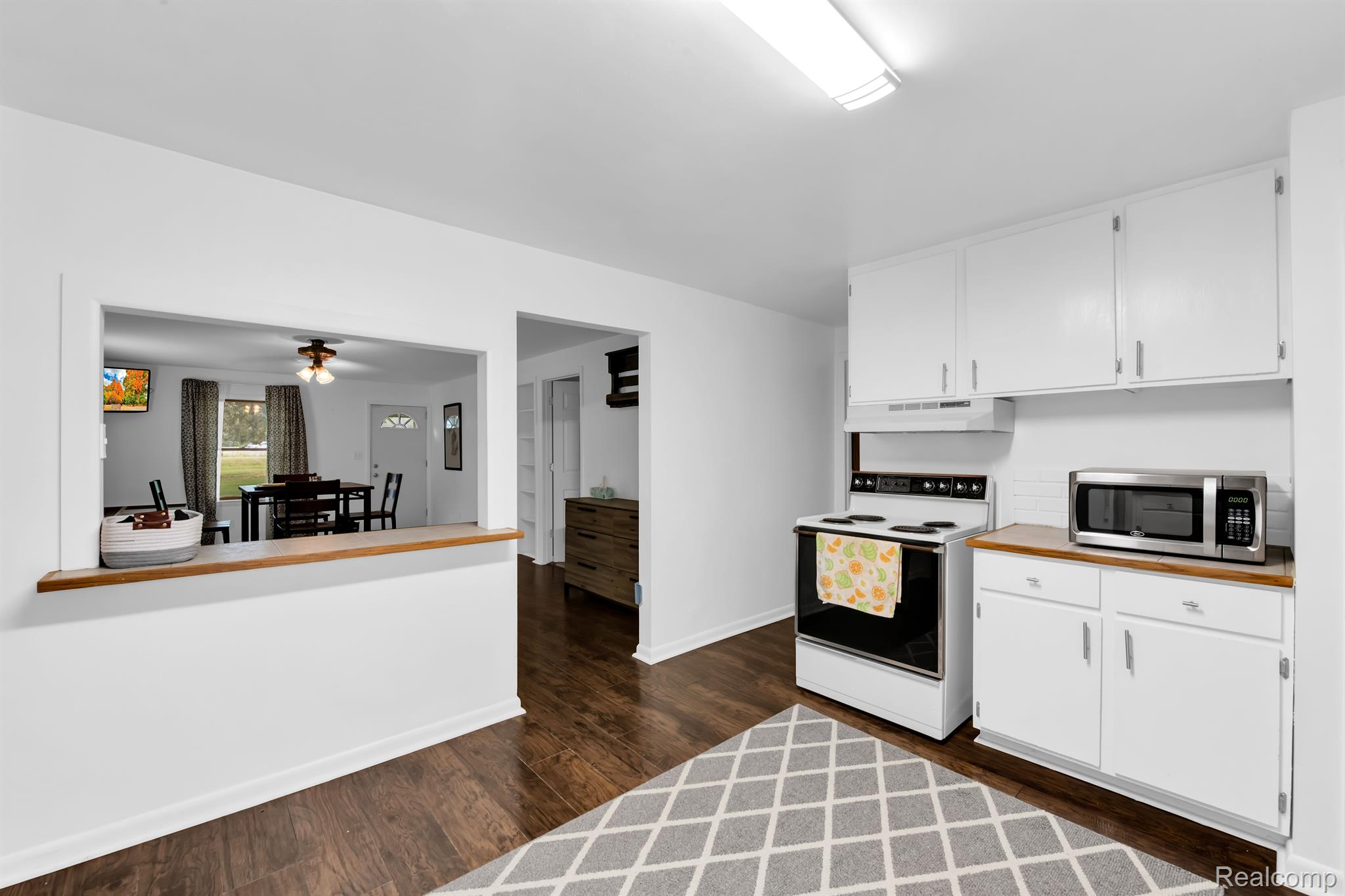 6015 Rives Junction Road Jackson, MI 49201 - Photo 22 of 35 KITCHEN SNACK COUNTER WITH SEATING IN DINING AREA