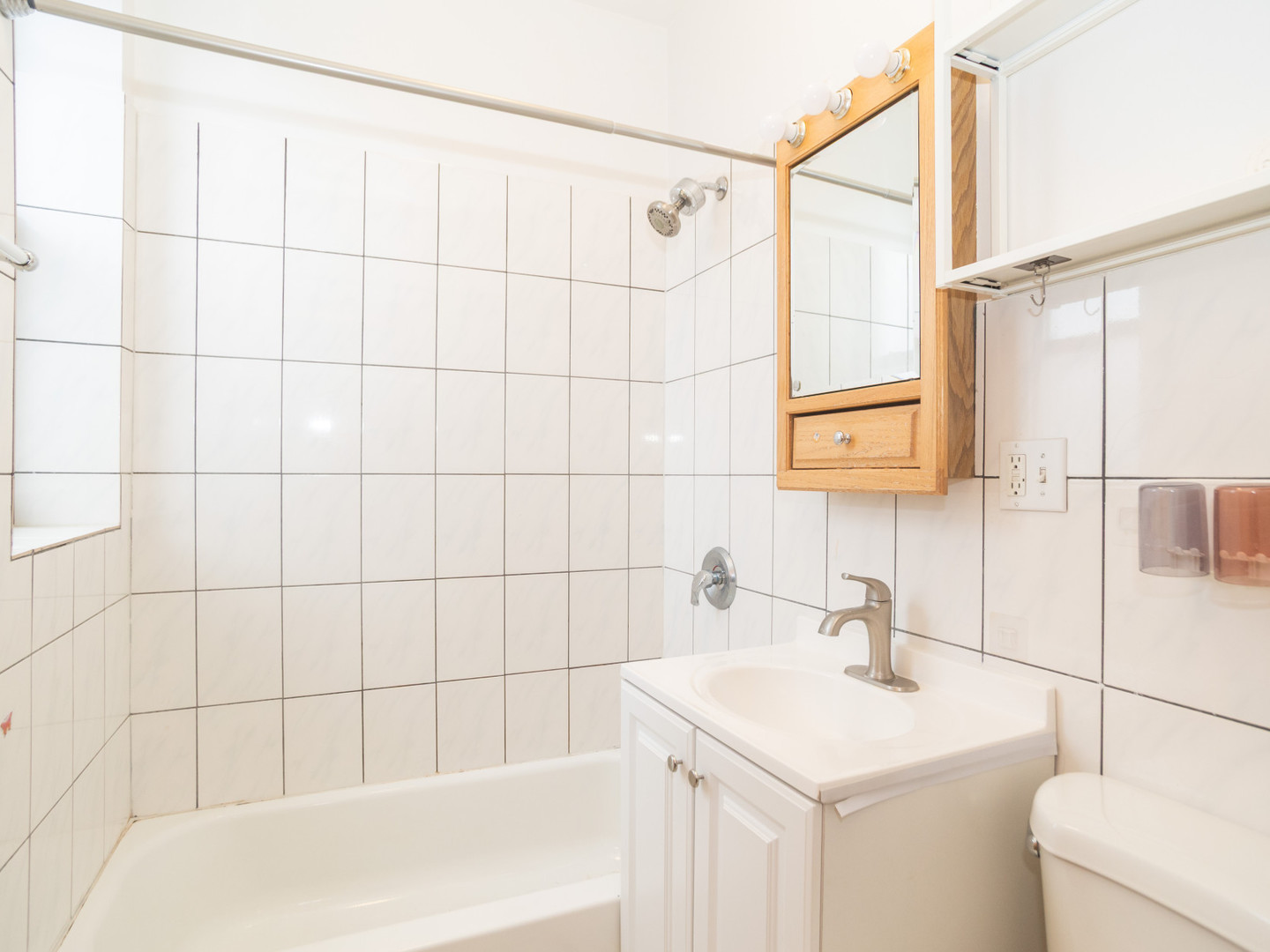 1758 West 35th Street, Unit 3R Chicago, IL 60609 - Photo 13 of 13 a bathroom with a sink and a bathtub