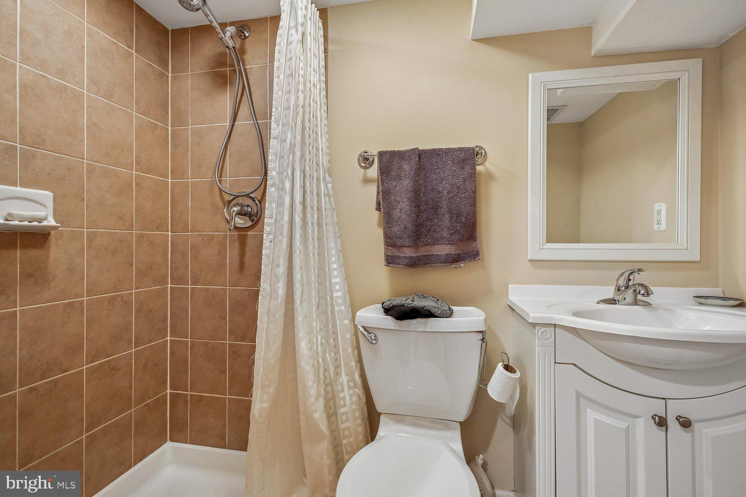 1812 Brisbane Street Silver Spring, MD 20902 - Photo 27 of 33 Bath