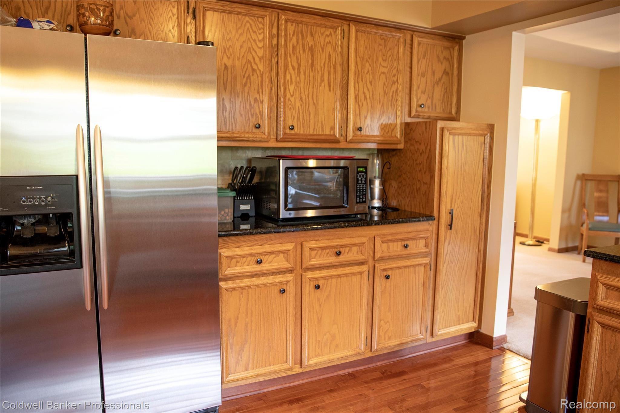 3216 Primrose Drive Rochester, MI 48307 - Photo 12 of 39 Wonderful wood cabinetry & floors.