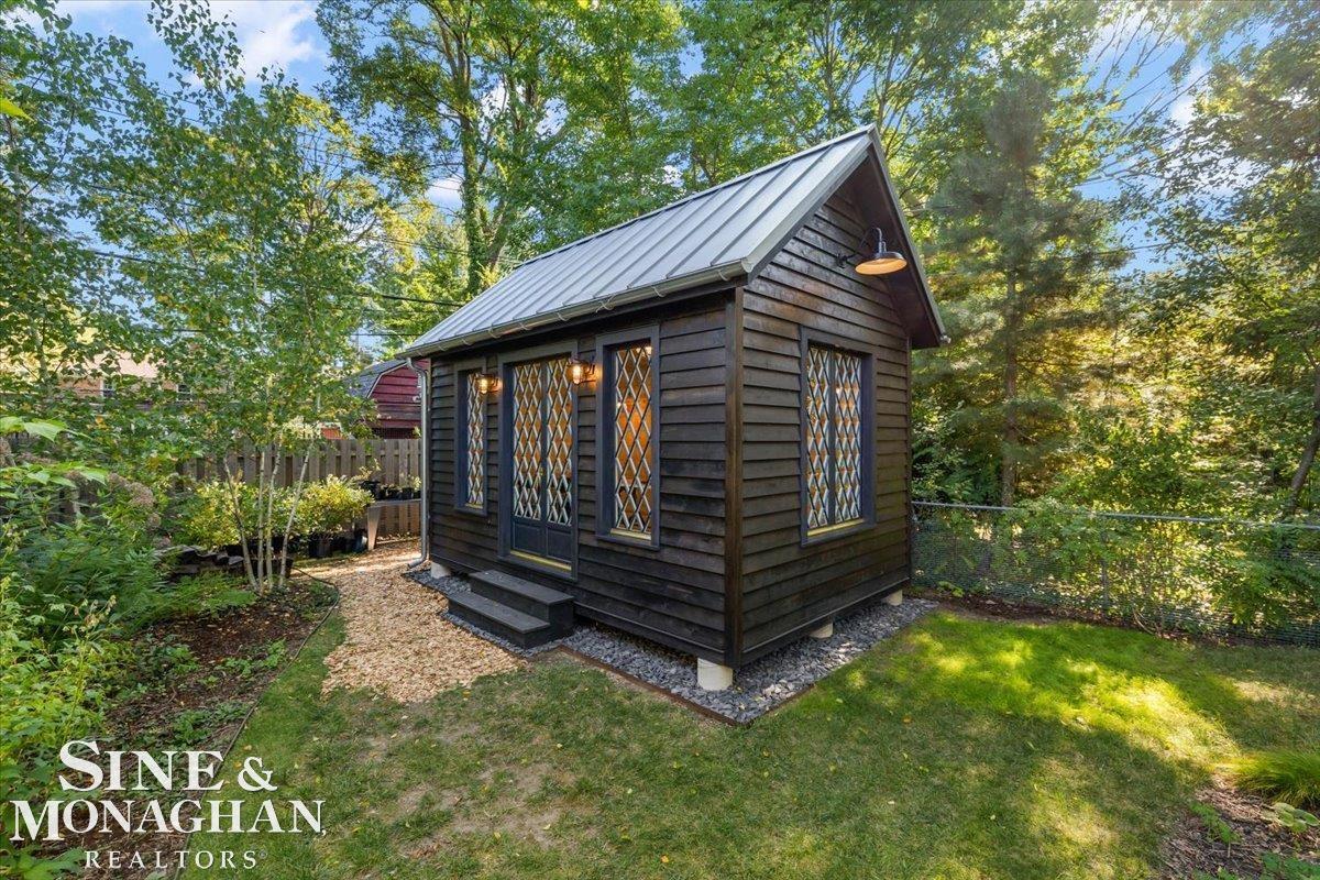 82 Kerby Road Grosse Pointe, MI 48236 - Photo 31 of 42 50188260-BB256416-1094-4C0E-9625-8C384BD5158D.JPG