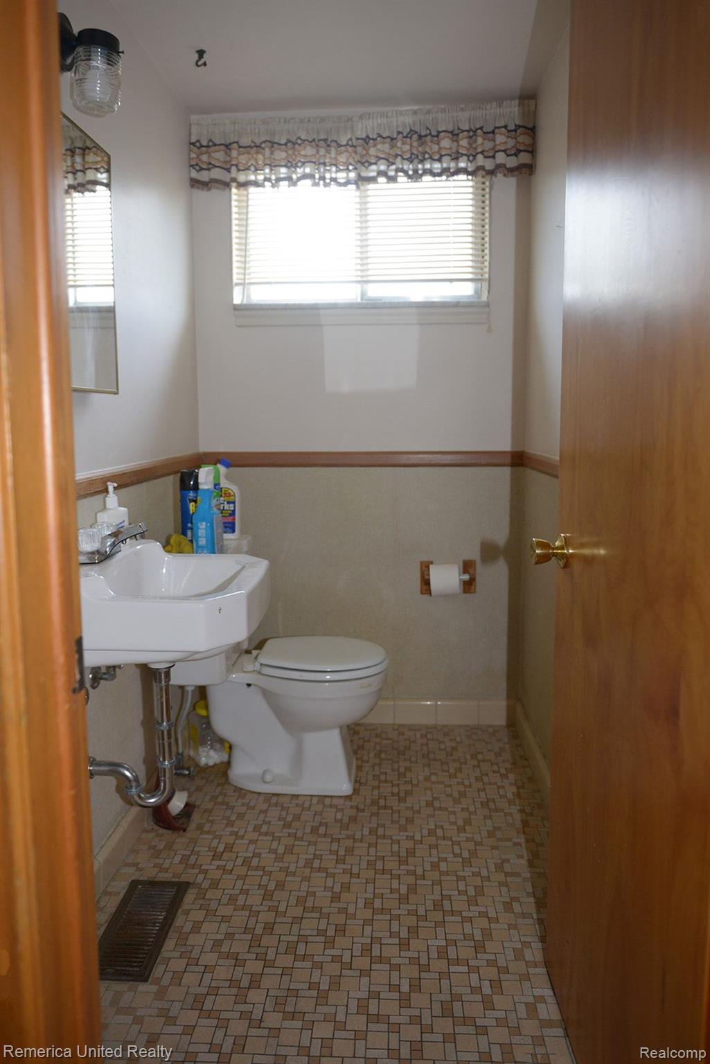 11425 Racine Road Warren, MI 48093 - Photo 26 of 28 Half bathroom