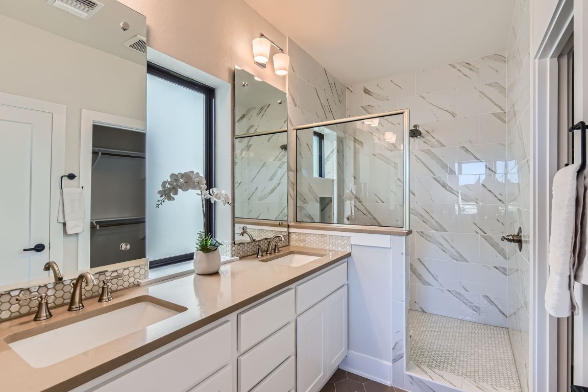 9101 Cattle Baron Path Austin, TX 78747 - Photo 9 of 29 a bathroom with a sink and a mirror