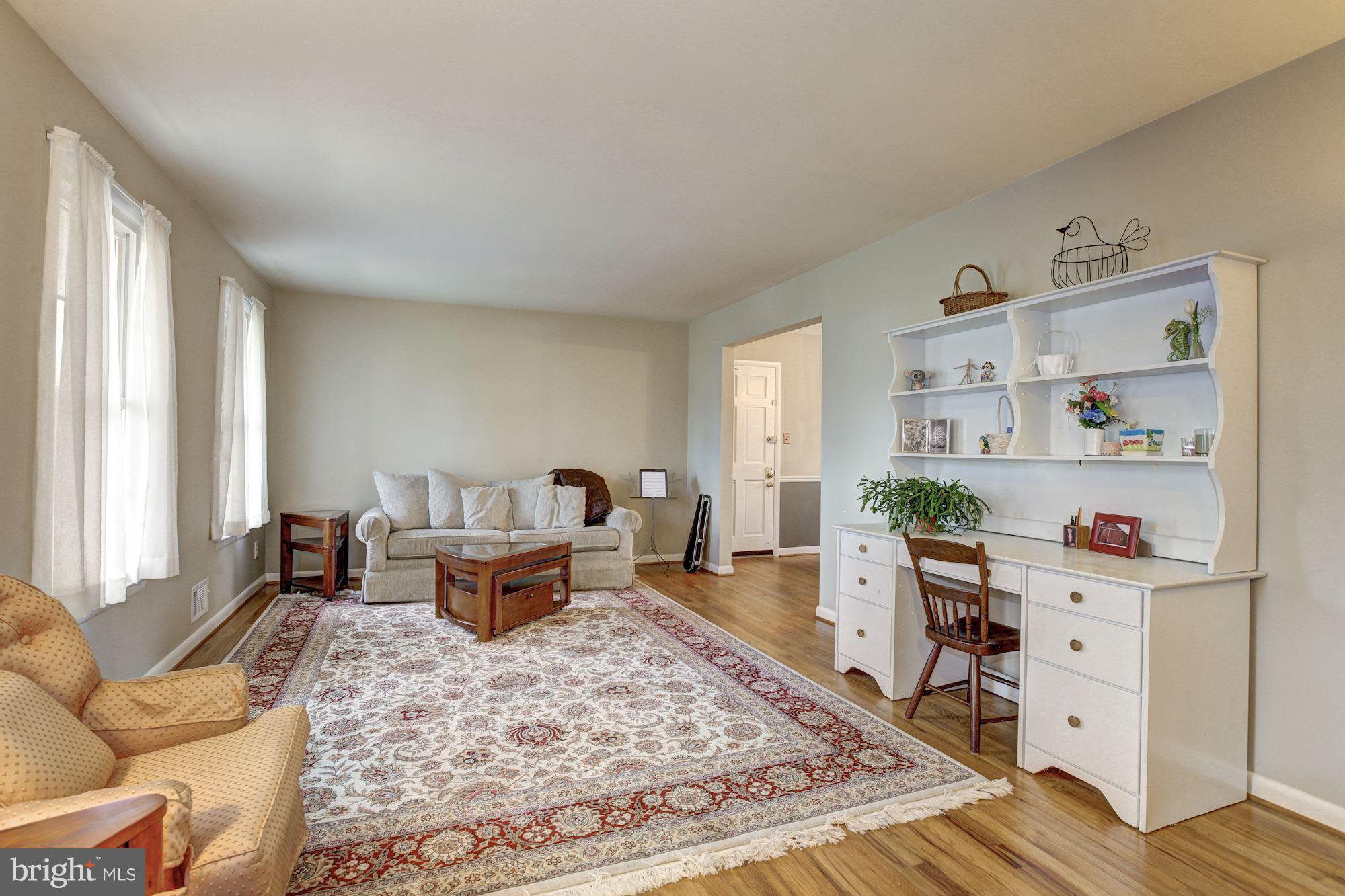 3228 Llewellyn Field Road Olney, MD 20832 - Photo 4 of 30 Living Room