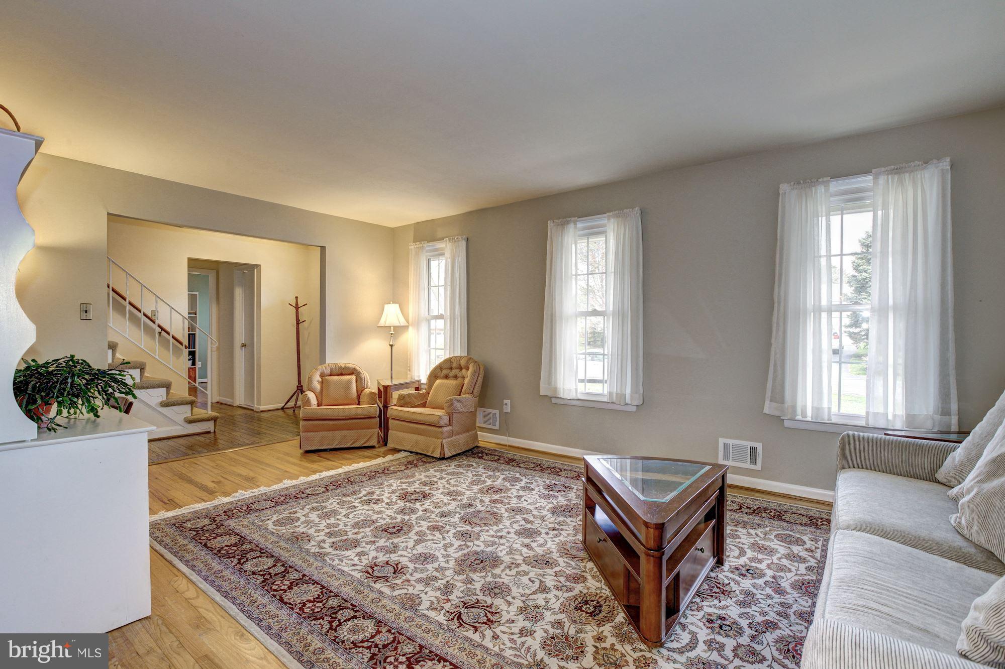 3228 Llewellyn Field Road Olney, MD 20832 - Photo 5 of 30 Living Room