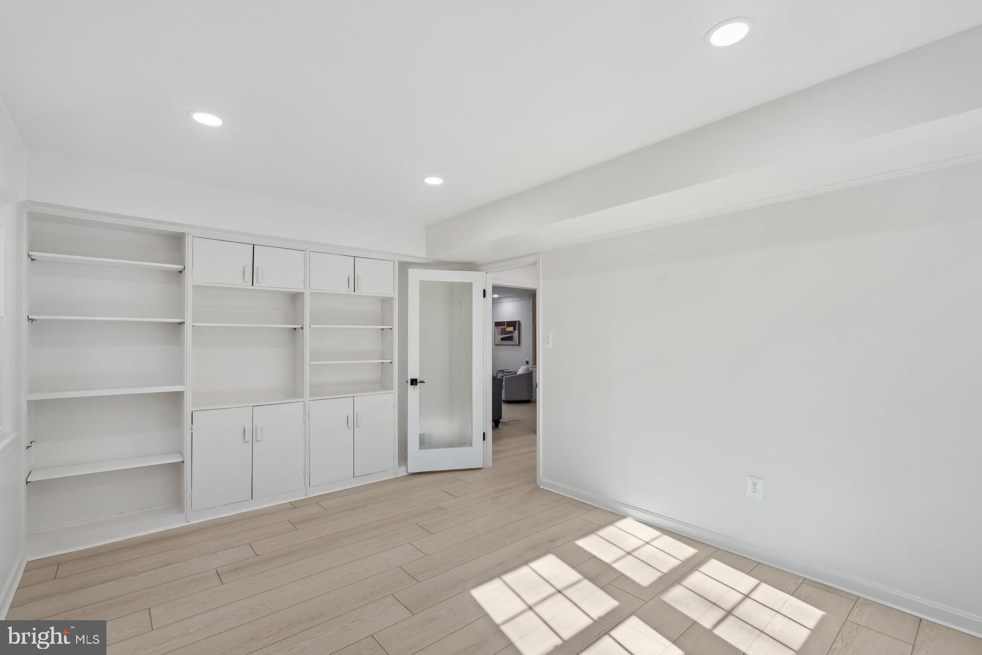 8417 Kingsgate Road Potomac, MD 20854 - Photo 29 of 61 a view of an empty room