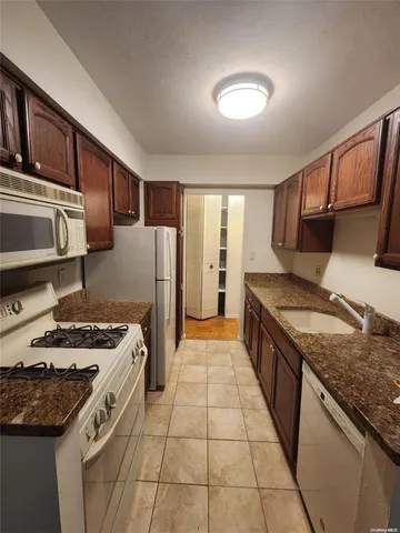 $500,000 | 320 East Shore Road, Unit 11B, Great Neck, NY 11023